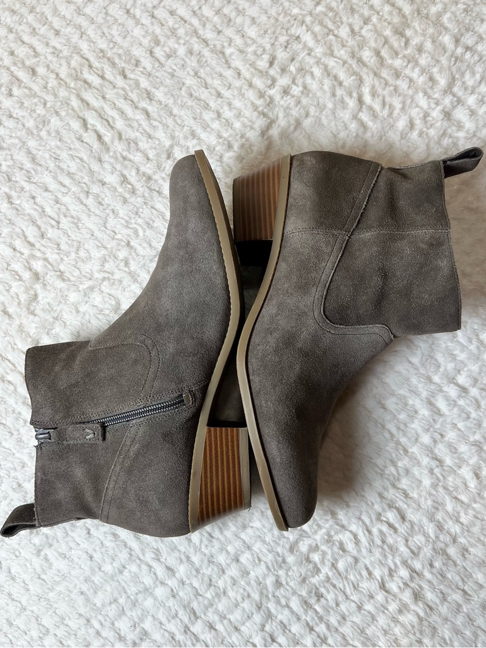 Vionic “Vera” Earth-tone Water-Resistant Suede Ankle Booties Minimalist Luxe